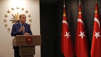 Atas hasil ini, Erdogan berpotensi memimpin Turki hingga 2029 mendatang. Erdogan juga bakal berwenang menunjuk menteri-menteri, mengeluarkan dekrit, mengangkat hakim senior, dan membubarkan parlemen. REUTERS/Murad Sezer.