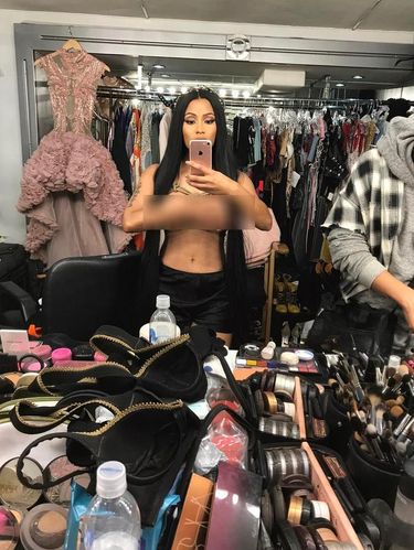 Berusaha Seksi, Nicki Minaj Selfie dengan 'Bra' Tanpa Cup di Ruang Ganti