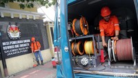 Hal itu dilakukan di depan Kantor KPUD Jakarta.
