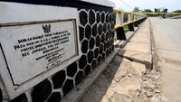 Gubernur Jawa Barat Ahmad Heryawan menyatakan jembatan yang dibangun sekitar 1980 itu akan segera diperbaiki.
