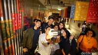 Ahok melayani permintaan foto bersama pengunjung Jakarta Creative Hub.