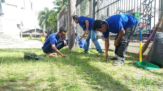 Jelang Bebas, Napi Lapas Cilegon Bersih-bersih Masjid Agung