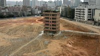 Sebuah vila berlantai enam terlihat di lokasi pembangunan di kawasan pusat bisnis Shenzhen, Tiongkok, 17 April 2007. Choi Chu Cheung, pemilik vila, dan istrinya Zhang Lian-hao, menolak menerima kompensasi yang ditawarkan oleh pengembang yang berencana membangun pusat keuangan di lokasi tersebut. (Foto: Reuters)