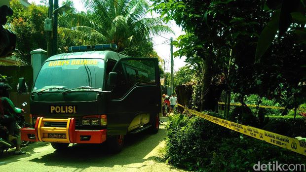 Polisi memeriksa koper mencurigakan di Depok.