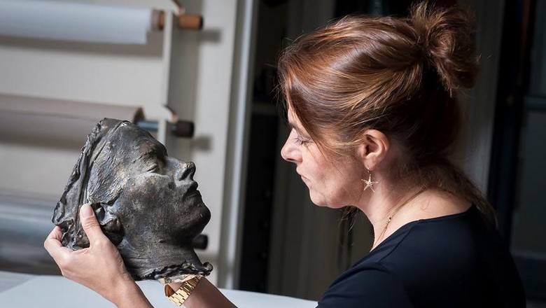 Aneh! Topeng Kematian Seniman Tracey Emin Akhirnya Terjual Aneh! Topeng Kematian Seniman Tracey Emin Akhirnya Terjual