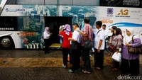 Para penyandang disabilitas saat antre untuk mencoba bus TransJakarta ramah disabilitas.