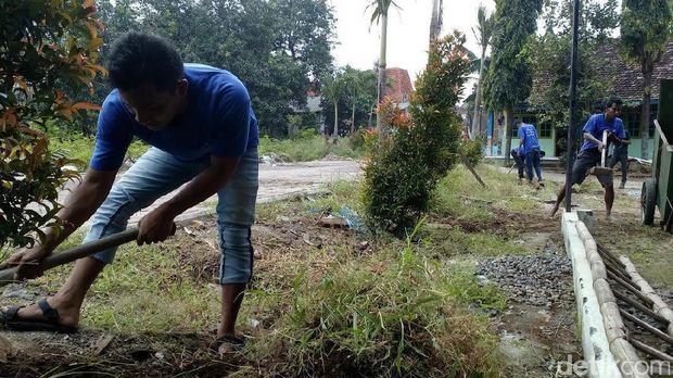 Ini Momen Napi Lapas Mojokerto Rehap Gedung Panti Asuhan