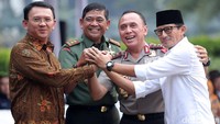 (Ki-ka) Cagub DKI Jakarta Basuki Tjahaja Purnama (Ahok), Pangdam Jaya Mayor Jenderal Jaswandi, Kapolda Metro Jaya Irjen M Iriawan, dan Cawagub DKI Jakarta Sandiaga Uno melakukan salam komando usai pembacaan deklarasi.
