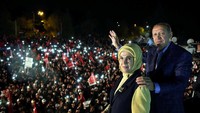 Erdogan menyapa pendukungnya. Yasin Bulbul/Presidential Palace/Handout via REUTERS.