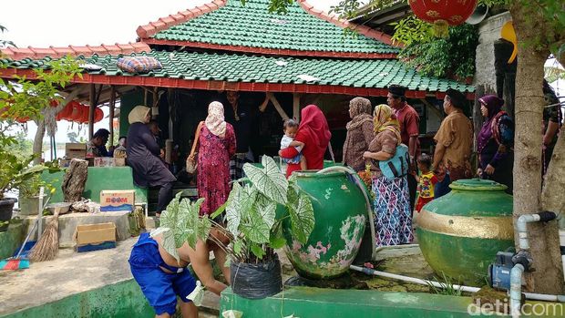 Menengok Mbah Fanani di Petilasan Syekh Dampu Awang Indramayu