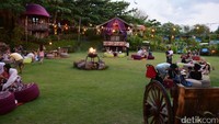 Menjelang malam, sebaiknya pilih tempat duduk yang berada di lapangan hijau dengan nuansa gipsy yang kuat. Lampu-lampu gantung kecil dengan api unggun yang berada di tengah membuat suasana semakin seru. Apalagi dibagian belakangnya terdapat karavan khas rumah orang gipsy yang unik.
