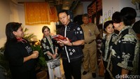 Ahok melihat hasil kerajinan di Jakarta Creative Hub.