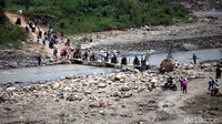 Jembatan darurat ini akan dicopot atau diangkat jam 5 sore karena takut terbawa arus air.