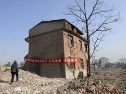 Deretan Rumah Paku yang Bertahan dari Gusuran