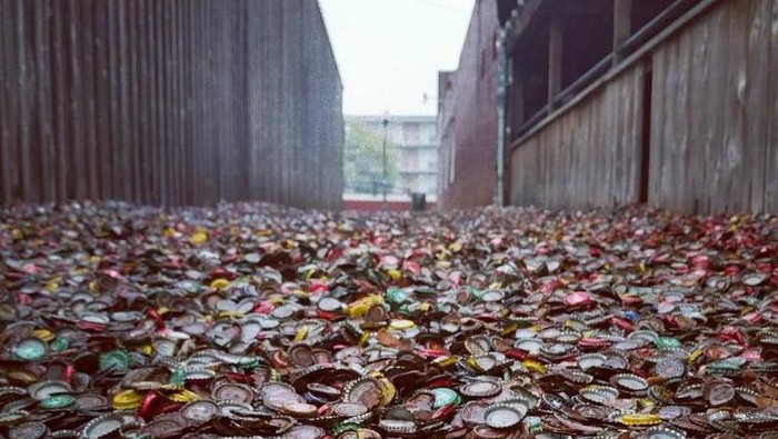 Bukan Aspal, Jalan di AS Ini Berlapis Tutup Botol