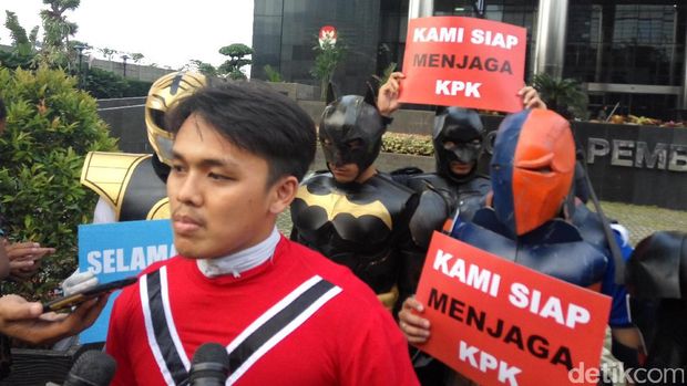  Peneliti Indonesia Corruption Watch (ICW), Tibiko Zabar