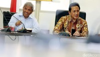 Kepala Badan Ekonomi Kreatif Triawan Munaf mendengarkan beberapa program yang disampaikan pengurus HIPMI Jaya.