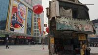 Rumah paku, rumah terakhir di daerah ini, berdiri di alun-alun di depan pusat perbelanjaan di Changsha, provinsi Hunan, Tiongkok tengah, 13 November 2007. Rumah paku merujuk pada rumah-rumah yang pemiliknya tetap bertahan dan menolak pembongkaran, sehingga menghambat proyek-proyek pembangunan di negara ekonomi utama dengan pertumbuhan tercepat di dunia. (Reuters)