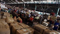 Jawa Timur, Jawa Tengan, Jawa Barat, bahkan dari Sumatera jadi daerah pemasok ke Pasar Indit Kramat Jati. Lampung sendiri jadi pemasok pisang dan kelapa.