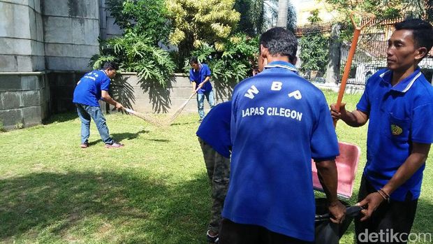 Jelang Bebas, Napi Lapas Cilegon Bersih-bersih Masjid Agung