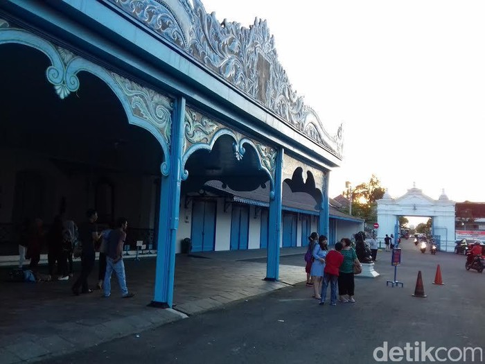 pintu kamandungan keraton surakarta