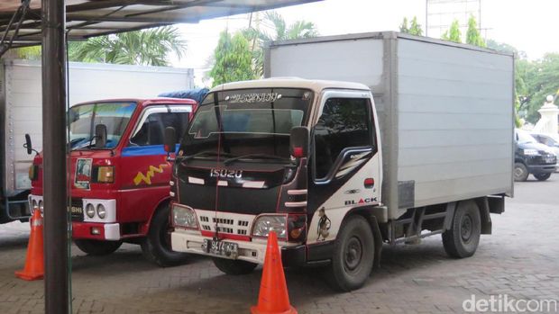 Penampakan Truk Sembako 'Serangkan Fajar' Pilgub DKI di Kalideres