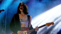 Aksi Jenny Lee dari Warpaint yang terlihat sangat lepas. Rich Fury/Getty Images for Coachella/detikFoto.