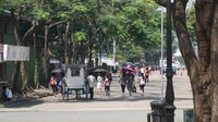 Suasana di sekitar kawasan ini sendiri cukup ramai. Banyak pejalan kaki yang lalu lalang. Pepohonan di kanan dan kiri jalan semakin menambah teduh suasana (Masaul/detikTravel)