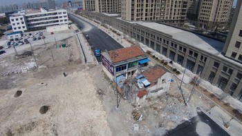 Masalah pembebasan lahan di tengah proyek pembangunan jalan tak hanya terjadi di Indonesia. Negara seperti China juga pernah mengalaminya.  Foto: Reuters