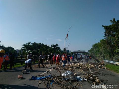 Tuntut Ganti Rugi Lahan, Warga Tutup Jalan Tol Makassar