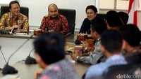 Kepala Badan Ekonomi Kreatif Triawan Munaf (kiri) menerima Afifuddin Suhaeli Kalla (tengah) di Kantor Badan Ekonomi Kreatif, Jakarta, Senin (17/4/2017).