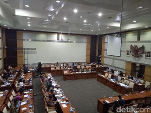 Kembali Diskors, DPR Lanjutkan Rapat dengan KPK Selasa Malam