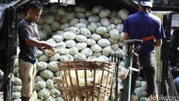 Lebih dari 3.000 ton pasokan sayur dan buah dipasok ke pasar ini.