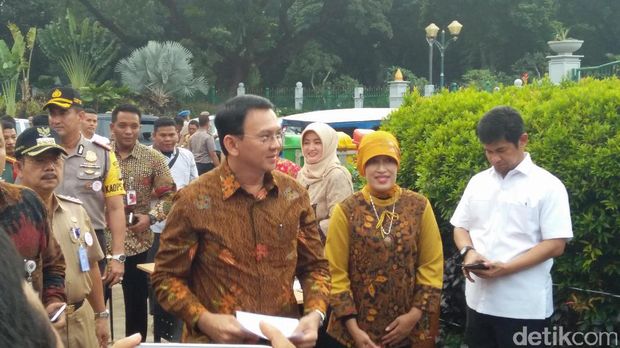 Ahok tiba di lokasi.
