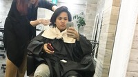 Evelyn memotong rambut panjangnya tersebut yang menurutnya seperti sawi bogol. (Dok. Instagram/ev0124)