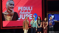 Raffi Ahmad, Eko Patrio, Zaskia GOtik, Ayu Ting Ting hingga Ruben Onsu saat ditemui di kawasan Epicentrum, Jakarta Selatan pada Minggu (16/4/2017) malam. Pool/Ismail/detikFoto.
