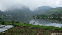 Eksotisme bentangan alam lainnya yang bisa dinikmati adalah Puncak Sikunir. Salah satu objek wisata desa Sembungan yang menawarkan keindahan pemandangan matahari terbit (sunrise). Bahkan disebut sunrise di Puncak Sikunir ini yang terbaik di Asia. Foto: Randy/detikTravel