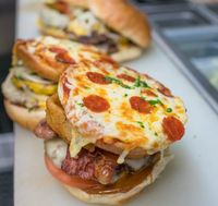 Mau Pizza atau Burger? Meatzza Bisa Jadi Pilihan Enak