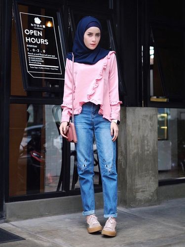 Foto 4 Model Celana  Jeans  yang  Tren Dipakai Selebgram Hijab