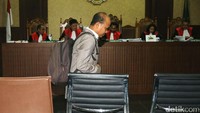 Ketua tim teknis proyek pengadaan e-KTP Husni Fahmi memasuki ruang sidang untuk memberikan kesaksian.