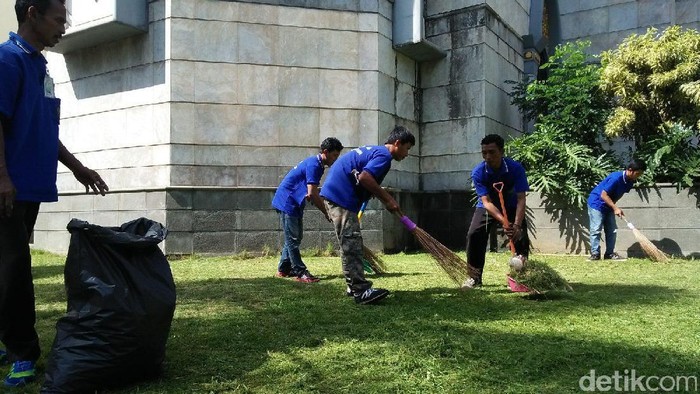 Jelang Bebas, Napi Lapas Cilegon Bersih-bersih Masjid Agung