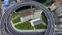 Dikutip dari VOA, sebuah gedung tempat tinggal tua dikelilingi oleh jembatan yang baru dibangun di Guangzhou, provinsi Guangdong, China. Gedung tersebut rencananya dirubuhkan namun beberapa keluarga yang tinggal di tempat itu menolak keluar karena tidak berhasil mencapai kesepakatan tentang uang ganti rugi dengan pemerintah, menurut media setempat. (Reuters)