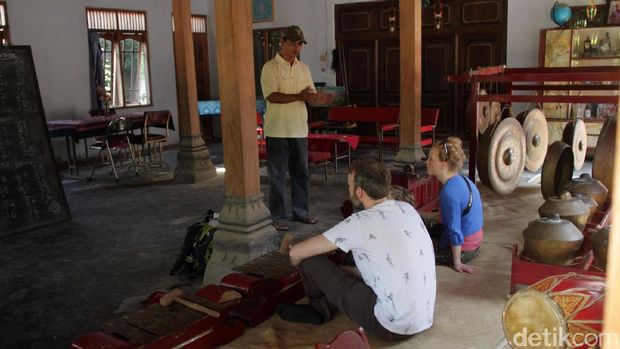  Turis yang tengah main gamelan (Randy/detikTravel)