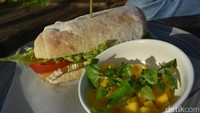 Tak ingin makan berat, Anda bisa mencoba The Normandy. Ini merupakan sajian sandwich yang dibuat dari ciabatta diisi dengan keju camembert dengan irisan tomat dan selada hijau segar. Semakin enak disantap dengan potongan mangga yang asam.