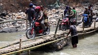 Jembatan darurat ini sangat membantu warga yang sebelumnya harus memutar.