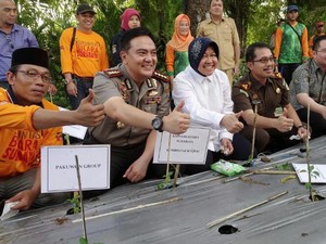 Wali Kota Risma Tutup Aksi Sedekah Bibit Cabai di Surabaya