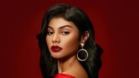 Rahang tulangnya yang tegas serta bibirnya yang tebal dengan polesan gincu merah, Jihane terlihat cantik dan sensual. (Dok. Instagram/jihanealmira)