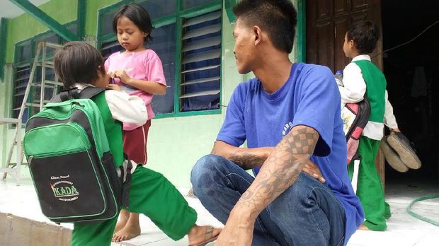 Ini Momen Napi Lapas Mojokerto Rehap Gedung Panti Asuhan
