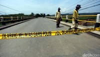 Jembatan Cipamingkis berlokasi di Jalan Raya Jonggol-Cariu, Kampung Jagaita, RT 03 RW 02, Jonggol, Kabupaten Bogor. Jembatan tersebut, merupakan akses vital yang menghubungkan poros tengah dengan timur.
