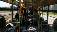 Menurut Observatory, kebanyakan penumpang bus adalah warga desa-desa Syiah, al-Foua dan Kefraya di provinsi Idlib, namun termasuk juga para pemberontak yang mengawal konvoi tersebut. REUTERS/Ammar Abdullah.